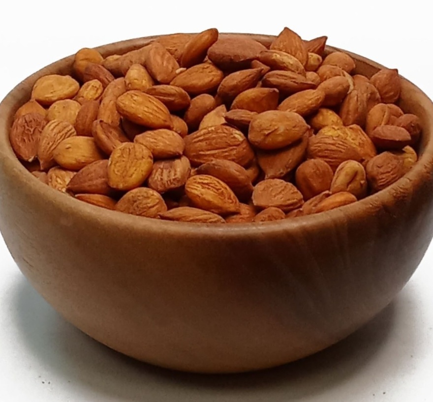مغز هسته زردآلو بو داده