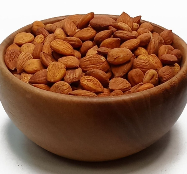 مغز هسته زردآلو بو داده